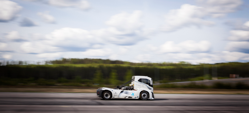 Illustration for article titled Haul Ass In Volvo's 2,400 Horsepower Iron Knight, The Fastest Truck In The World